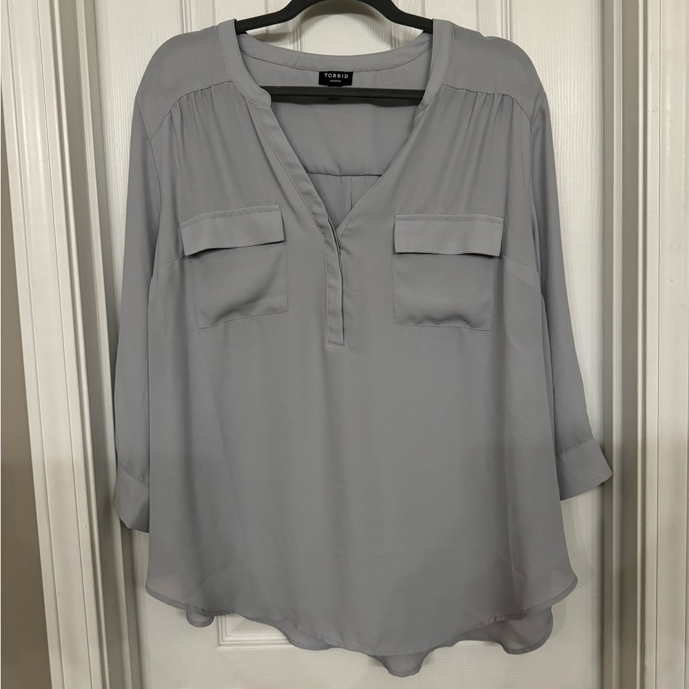 TORRID Harper Georgette Pullover 3/4 Sleeve Blouse- light gray size 2